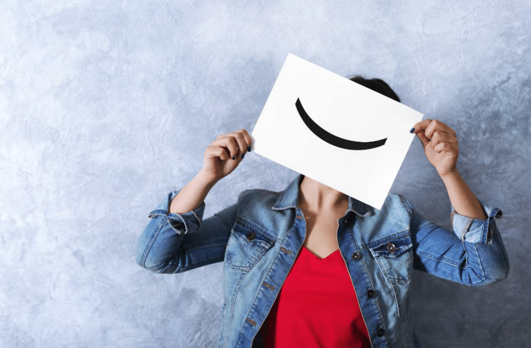 A teoria do feedback facial para enganar o cérebro a ser feliz 